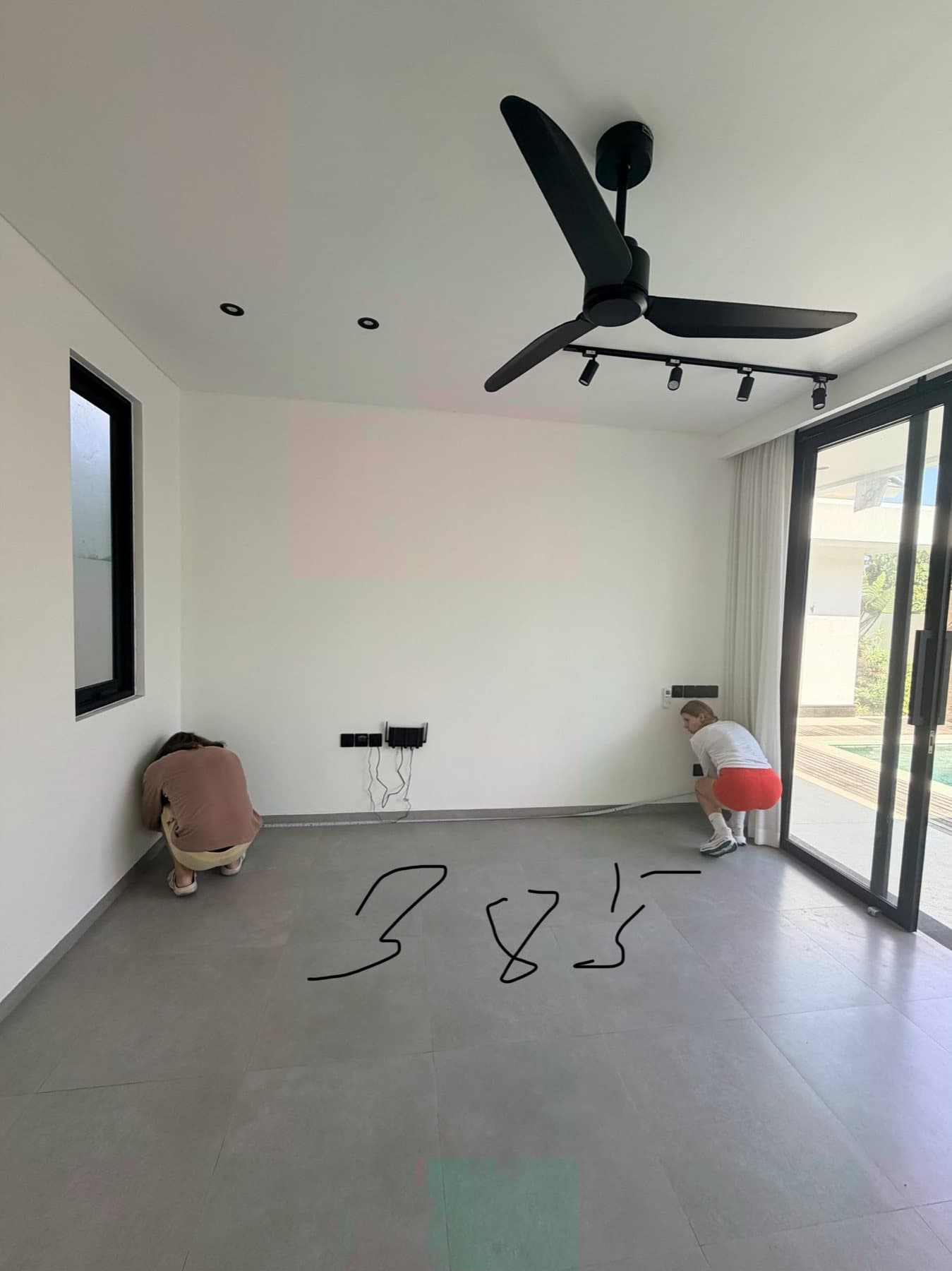 Empty living room with a white wall during measurements