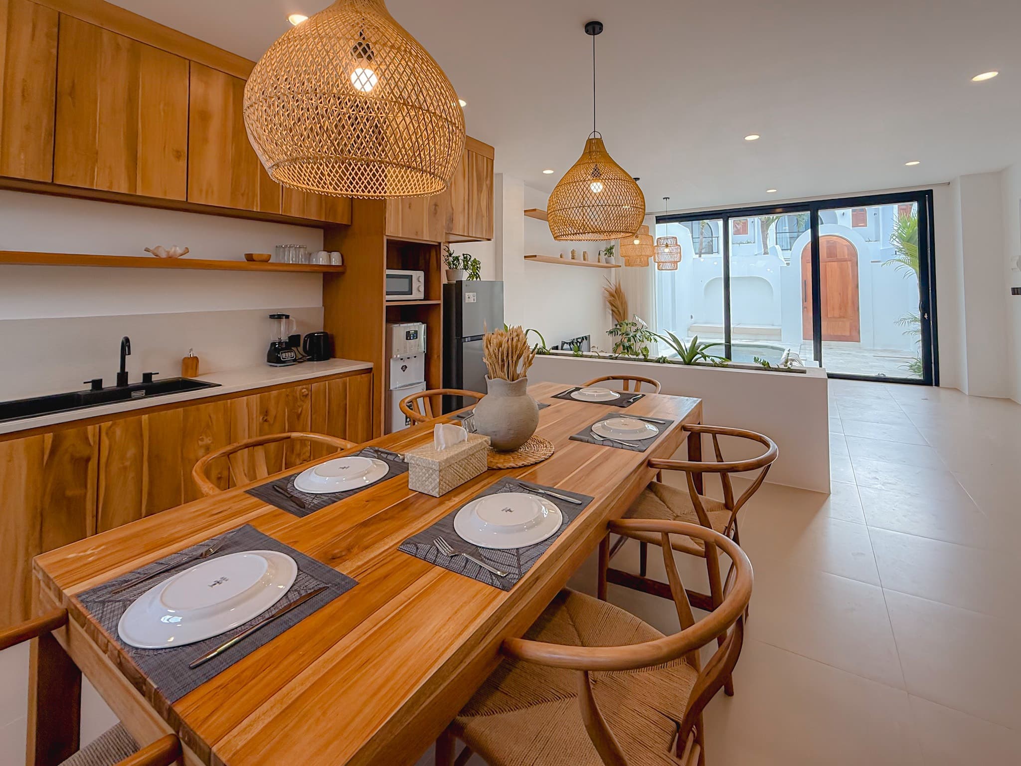 ATELIERO-managed villa kitchen and dining area