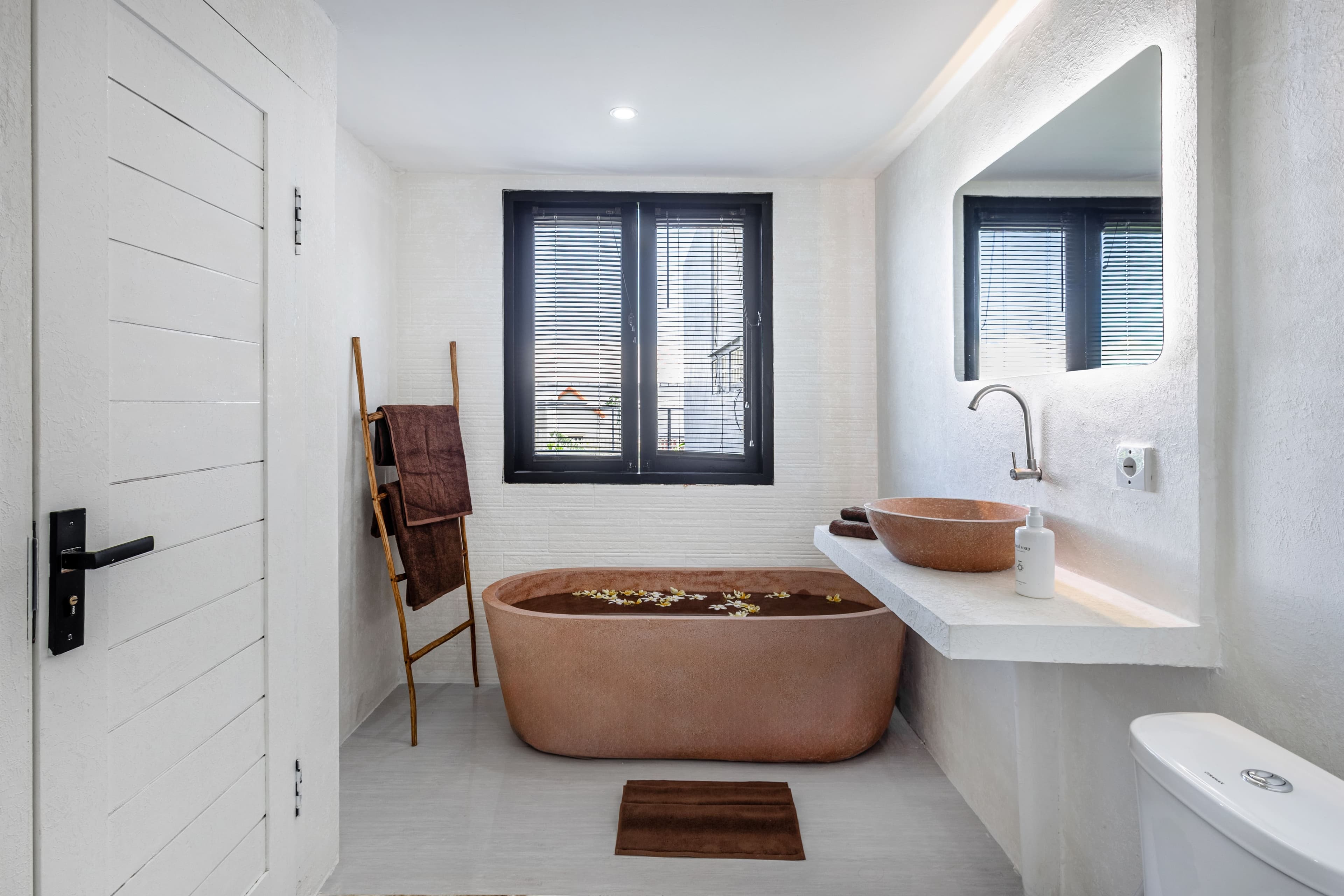 ATELIERO-managed villa kitchen and dining area