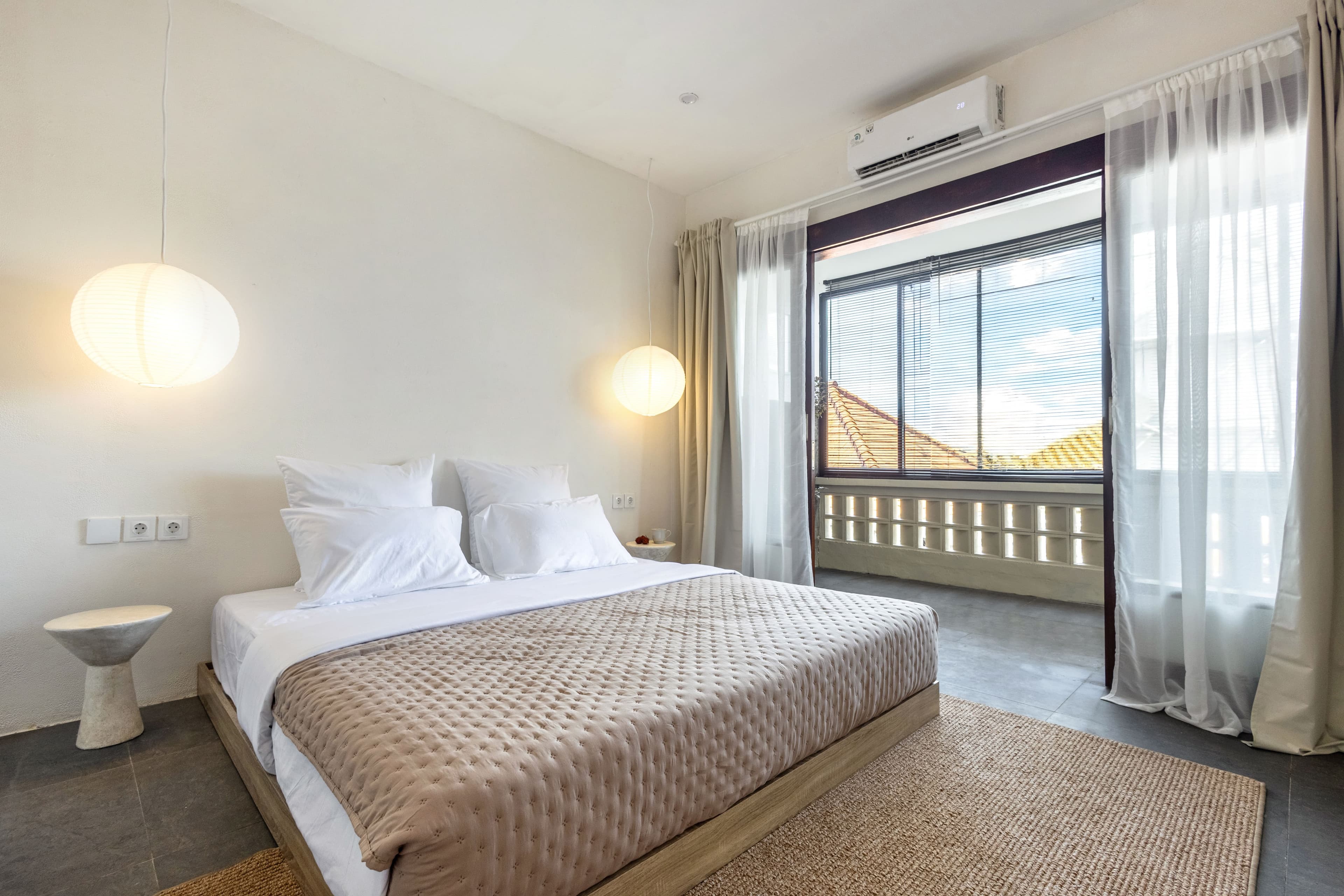 ATELIERO-managed villa bedroom with balcony